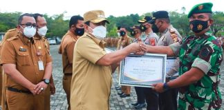 Bupati Rohul Berikan Piagam Penghargaan Percepatan Vaksinasi