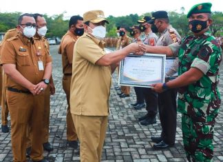 Bupati Rohul Berikan Piagam Penghargaan Percepatan Vaksinasi