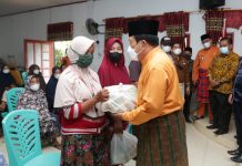 Peduli Korban Banjir, Bupati Sukiman Salurkan Bantuan 100 Paket Sembako