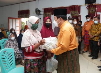 Peduli Korban Banjir, Bupati Sukiman Salurkan Bantuan 100 Paket Sembako