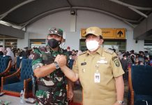Bupati Sukiman Ikut Saksikan Latihan Terjun Payung Batalyon 462 Kopasgat
