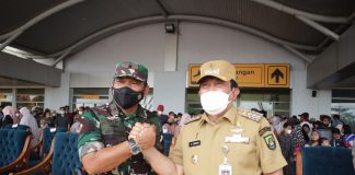 Bupati Sukiman Ikut Saksikan Latihan Terjun Payung Batalyon 462 Kopasgat
