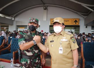 Bupati Sukiman Ikut Saksikan Latihan Terjun Payung Batalyon 462 Kopasgat