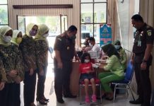 Gelar Adhyaksa Peduli Vaksinasi, Kajari Rohul Bagi-Bagi Vitamin Gratis