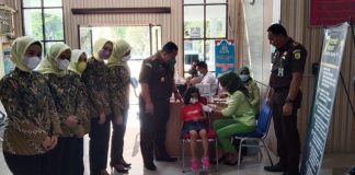 Gelar Adhyaksa Peduli Vaksinasi, Kajari Rohul Bagi-Bagi Vitamin Gratis