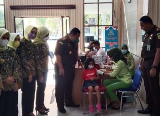Gelar Adhyaksa Peduli Vaksinasi, Kajari Rohul Bagi-Bagi Vitamin Gratis