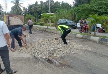 Cegah Laka Lantas, Kepolisian di Rohul Timbun Jalan Berlubang