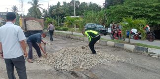 Cegah Laka Lantas, Kepolisian di Rohul Timbun Jalan Berlubang