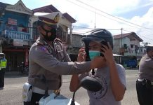 Kasat Lantas Polres Rohul Berbagi Helm dan Hadiah Alat Tulis