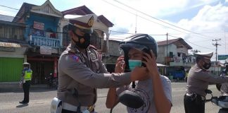 Kasat Lantas Polres Rohul Berbagi Helm dan Hadiah Alat Tulis