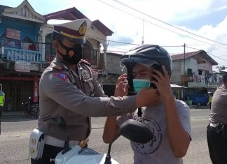 Kasat Lantas Polres Rohul Berbagi Helm dan Hadiah Alat Tulis