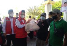 337 Paket Sembako Diberikan PMI Rohul Kepada Petugas Kebersihan dan Pertamanan