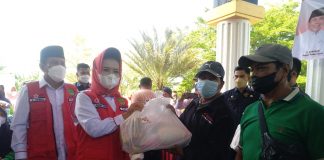 337 Paket Sembako Diberikan PMI Rohul Kepada Petugas Kebersihan dan Pertamanan