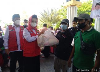 337 Paket Sembako Diberikan PMI Rohul Kepada Petugas Kebersihan dan Pertamanan