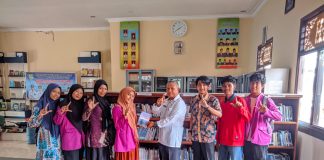 FLP Ranting STKIP Rokania Hibahkan Buku Ke Perpustakaan Daerah Rokan Hulu