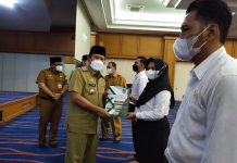 Bupati Rokan Hulu Serahkan SK Kepada CPNS dan PPPK Tahun 2021 di Lingkungan Pemkab Rohul