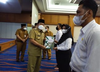Bupati Rokan Hulu Serahkan SK Kepada CPNS dan PPPK Tahun 2021 di Lingkungan Pemkab Rohul