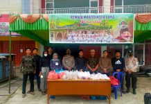 Remaja Masjid Kota Lama dan Polsek Kunto Darussalam Bagi-Bagi Takjil