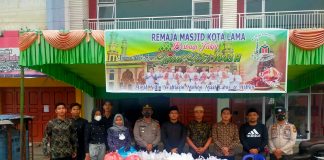 Remaja Masjid Kota Lama dan Polsek Kunto Darussalam Bagi-Bagi Takjil