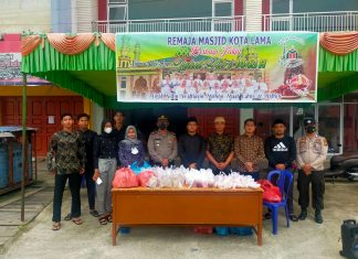 Remaja Masjid Kota Lama dan Polsek Kunto Darussalam Bagi-Bagi Takjil