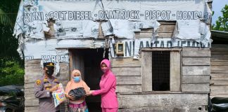 Kapolsek dan Bhayangkari Kecamatan Kepenuhan Bagi-Bagi Paket Sembako