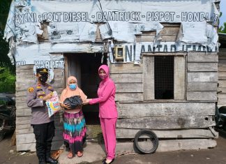 Kapolsek dan Bhayangkari Kecamatan Kepenuhan Bagi-Bagi Paket Sembako