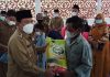 Mendekati Idul Fitri, Bupati Sukiman Berbagi Sembako dan Santuni Anak Yatim