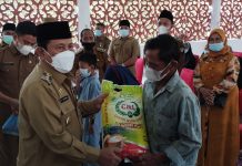 Mendekati Idul Fitri, Bupati Sukiman Berbagi Sembako dan Santuni Anak Yatim