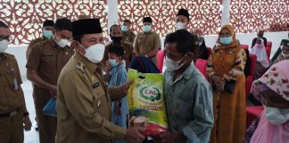 Mendekati Idul Fitri, Bupati Sukiman Berbagi Sembako dan Santuni Anak Yatim