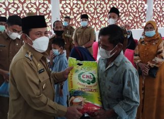 Mendekati Idul Fitri, Bupati Sukiman Berbagi Sembako dan Santuni Anak Yatim