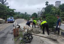 Polisi dan Pemdes Tambusai Utara Timbun Jalan Berlubang, AKP Bagus : Jaga Keselamatan Berkendara