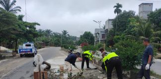 Polisi dan Pemdes Tambusai Utara Timbun Jalan Berlubang, AKP Bagus : Jaga Keselamatan Berkendara