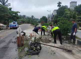 Polisi dan Pemdes Tambusai Utara Timbun Jalan Berlubang, AKP Bagus : Jaga Keselamatan Berkendara