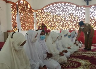 Dengan Tepuk Tepung Tawar, Bupati Lepas Jamaah Calon Haji KORPRI Rohul