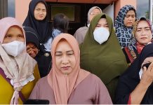 Isak Tangis Emak-Emak Desa Teluk Aur Pecah, Minta Kades Muslim Dibebaskan