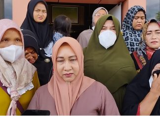 Isak Tangis Emak-Emak Desa Teluk Aur Pecah, Minta Kades Muslim Dibebaskan