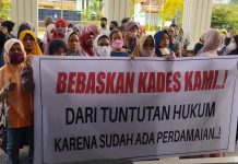 Ratusan Emak-Emak Padati Halaman PN Pasir Pengaraian, Minta Kades Teluk Aur Dibebaskan