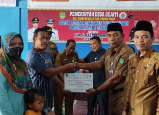 Melalui Dana Aspirasi Ir Efendi Sianipar, Pemkab Rohul Salurkan Bantuan Bedah Rumah di Desa Sejati
