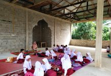 Ruang Kelas Terbakar, Siswa SDN 06 Rambah Belajar di Musholla