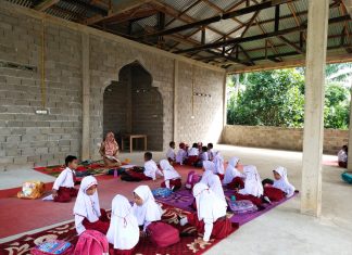 Ruang Kelas Terbakar, Siswa SDN 06 Rambah Belajar di Musholla