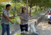 Polisi di Rohul Bagi-Bagi Sembako di Jalan