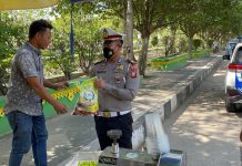 Polisi di Rohul Bagi-Bagi Sembako di Jalan
