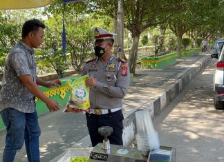 Polisi di Rohul Bagi-Bagi Sembako di Jalan