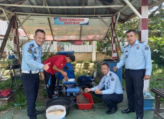 WBP di Rohul Mendapat Pelatihan Pembuatan Pakan Ikan