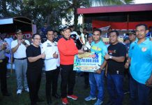 DUKUNG PERSEPAKBOLAAN ROHUL , Wabup Beri Uang Kepada Pemenang Turnamen Kades Cup II