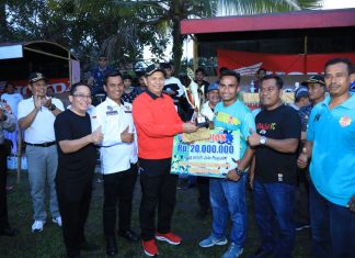 DUKUNG PERSEPAKBOLAAN ROHUL , Wabup Beri Uang Kepada Pemenang Turnamen Kades Cup II