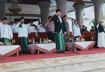 MENGGUNAKAN KAIN SARUNG, Wabup Rohul Pimpin Apel Peringatan Hari Santri Nasional