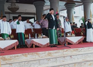 MENGGUNAKAN KAIN SARUNG, Wabup Rohul Pimpin Apel Peringatan Hari Santri Nasional