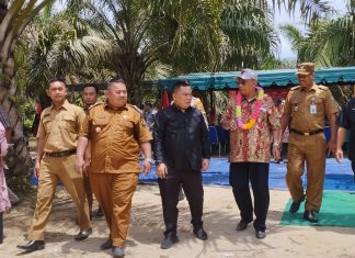 Anggota DPR-RI, Ir Effendi Sianipar, Tinjau Langsung Lokasi Pembangunan Jembatan Gantung di Desa RTH