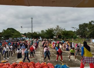 Kades Ngaso Senam Sehat Dengan Ratusan Lansia